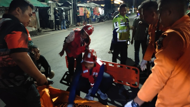 Petugas dari Tim Gerak Cepat BPBD Surabaya mengevakuasi korban kecelakaan.