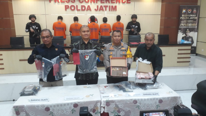 Polda Jatim tunjukkan barang bukti kasus penembakan di Sampang