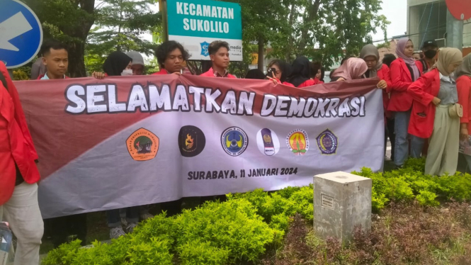 Aksi mahasiswa Unitomo dan Untag Surabaya
