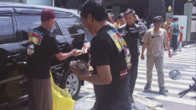 Relawan Sapulidi Nusantara bagikan makan siang gratis di Surabaya