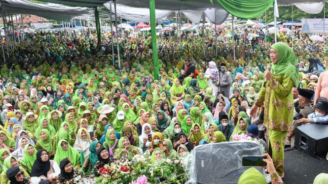 Khofifah saat menghadiri acara Muslimat NU Lampung