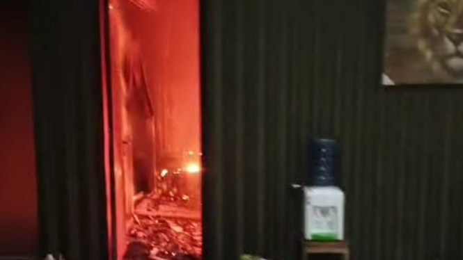 Api membakar kamar tidur korban
