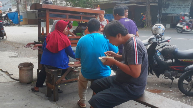 Warga menikmati soto daging gerobak Sonhaji di Surabaya