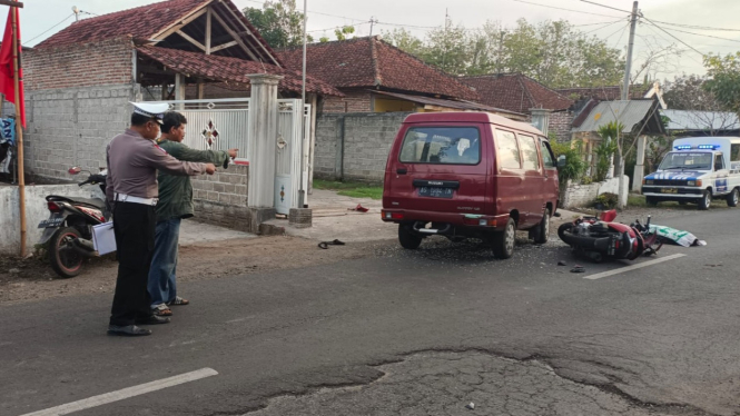 Tabrakan sepeda motor vs mobil di Tulungagung.