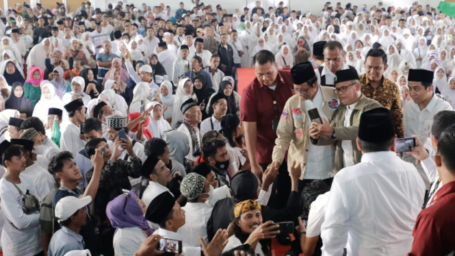 Mahfud MD menyapa pendukungnya di Jatim International Expo, Surabaya.