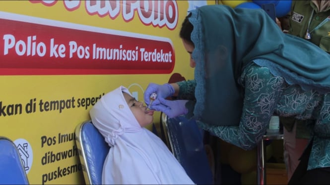 Salah satu anak mendapatkan vaksin polio di Trenggalek.