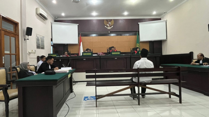 Suasana sidang kasus pencabulan dengan terdakwa SWD (48) di Pengadilan Negeri Mojokerto.