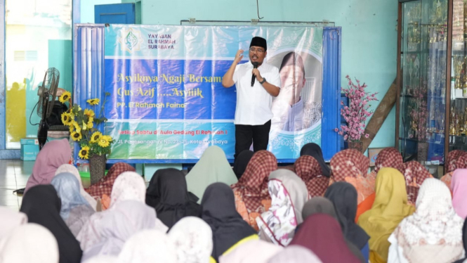 Anwar Sadad berbicara di hadapan para guru di Surabaya