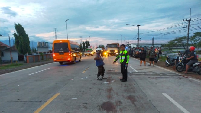 Polisi lakukan olah TKP insiden tabrakan di Jalan Bypass Mojokerto