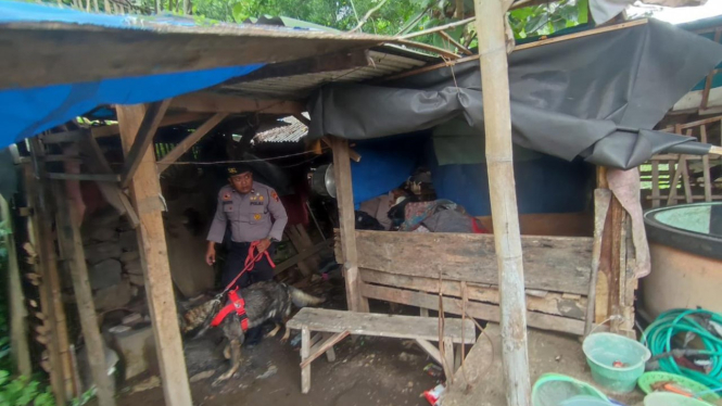 Polisi menggeledah kembali rumah milik bandar narkoba kelas kakap di Mojokerto