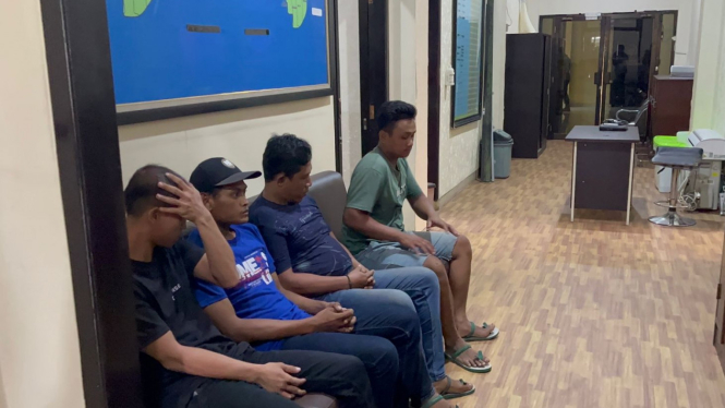 4 orang di Mojokerto tak berkutik saat ditangkap Polisi usai pesta sabu.