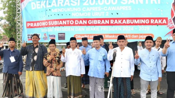 Santri dan Para Kyai di 15 Pesantren se-Jawa Timur Deklarasi Pindah Haluan dari Paslon 01 ke Paslon 02 Prabowo-Gibran.