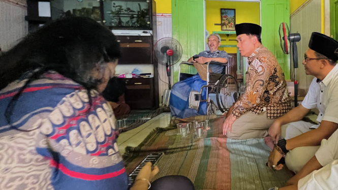 Bambang Haryo Soekartono saat kunjungi rumah korban kecelakaan bus