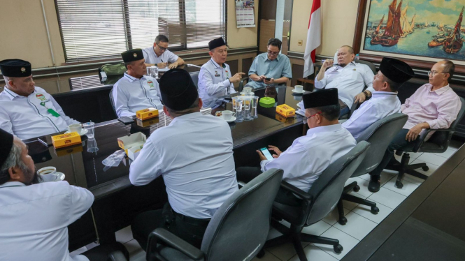 Ketua DPD RI AA LaNyalla Mahmud Mattalitti saat menerima perwakilan dari Peran UMKM Indonesia di kantor Kadin Jawa Timur di Surabaya, Kamis 25 Januari 2024