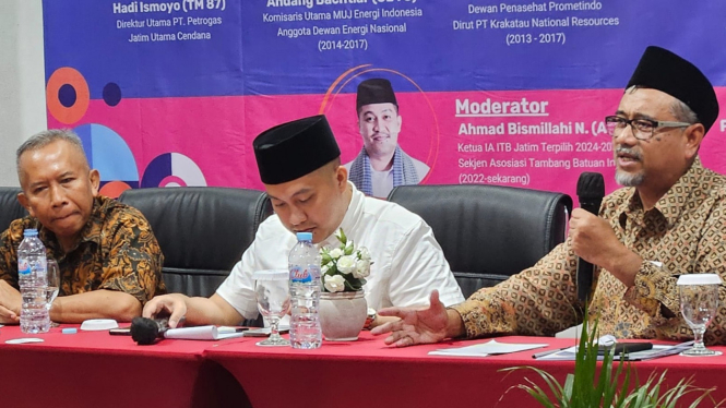 Hadi Ismoyo (Kanan), Praktisi Minyak dan Gas Alumni ITB saat menyampaikan pandangan soal minyak dan gas di Surabaya.