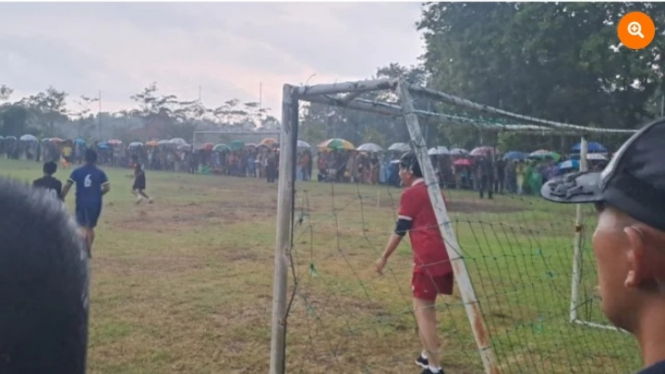 Presiden Jokowi main sepakbola bersama anak-anak Gamplong