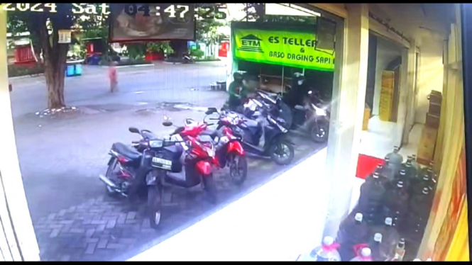 Dua pelaku pencurian terlihat hendak membawa kabur motor korban.