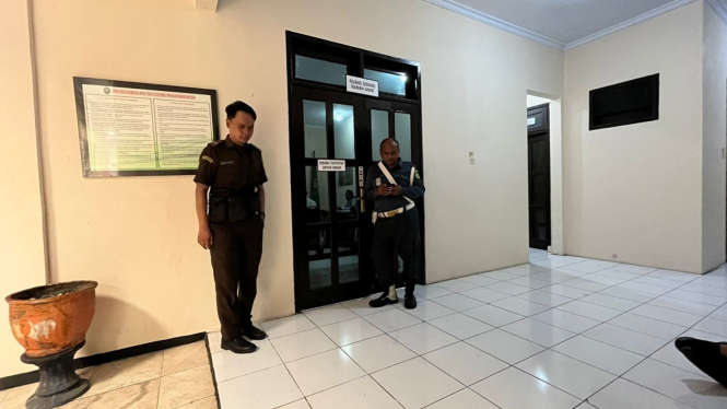Petugas berjaga depan ruang sidang di Pengadilan Negeri Mojokerto