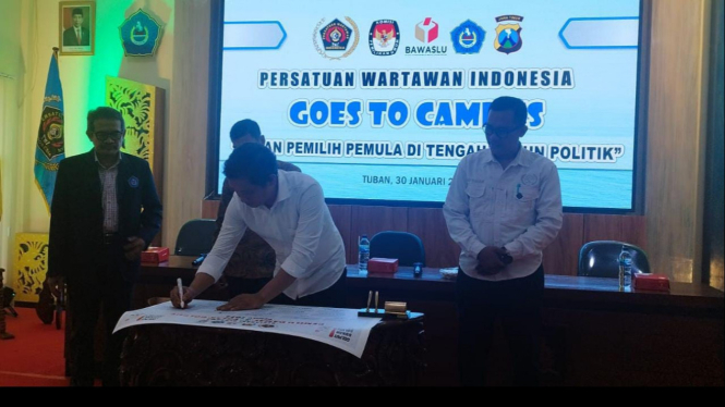 PWI Tuban saat penandatanganan deklarasi pemilu damai