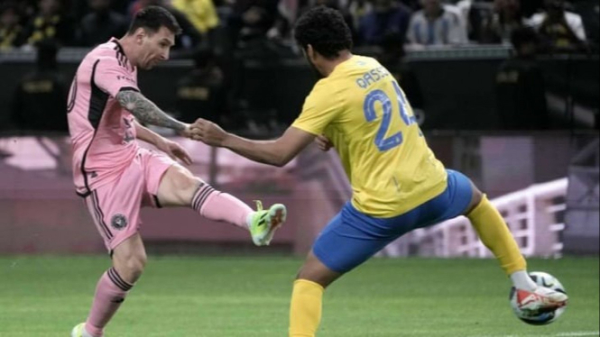 Lionel Messi saat menghadapi pemain Al Nassr