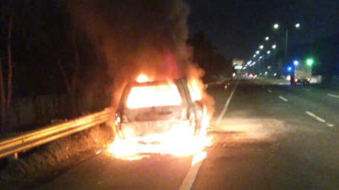 Mobil Toyota Land Cruiser terbakar di Jalan Tol Gunung Sari Surabaya