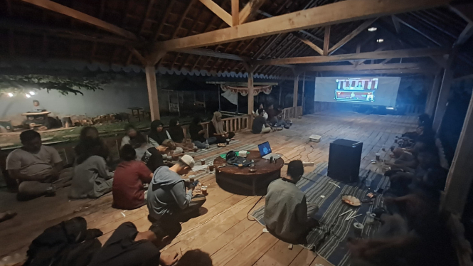 Relawan yang tergabung dalam Ganjar-Mahfud Keren (Gamaken) Kabupaten Sumenep menggelar nonton bareng (nobar) debat calon presiden kelima.