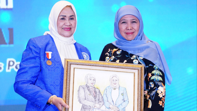 Gubernur Khofifah menerima Penghargaan Tokoh Wanita Inspiratif dari Ikatan Wanita Pengusaha Indonesia (IWAPI) Jawa Timur