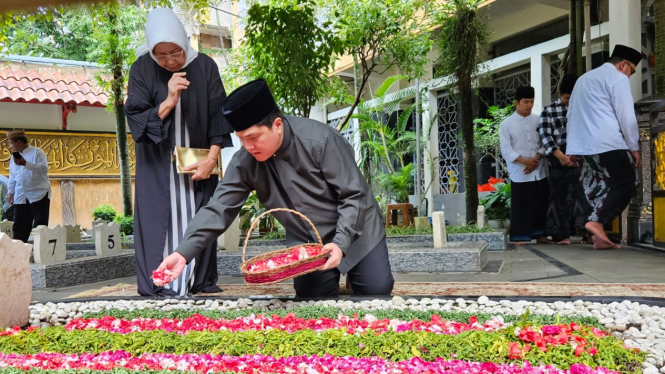 Menteri BUMN Erick Tohir menabur bunga di makam Gus Dur.