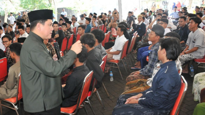 Menteri BUMN Erick Tohir memberikan paparan ke hadapan santri dan santriwati PP Tebuireng di Jombang.