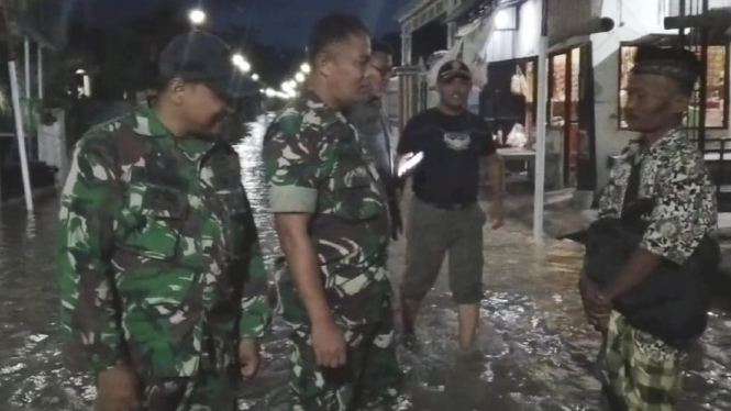 Danramil 0817/09 Balongpanggang Gresik pantau banjir kali Lamong