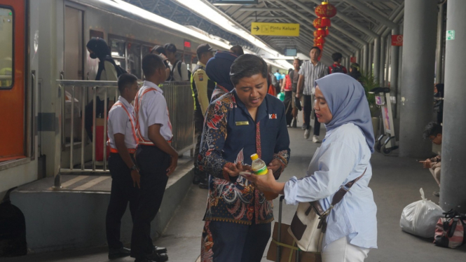 Penumpang tengah berinteraksi dengan petugas KAI Daop 8 Surabaya