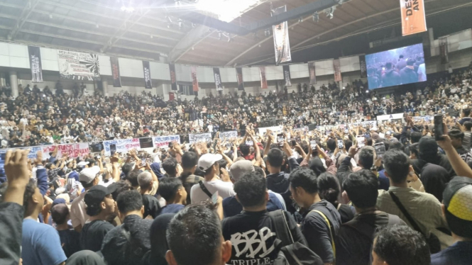 Momen Lagu Buruh Tani menggema di Gedung DBL Arena Surabaya
