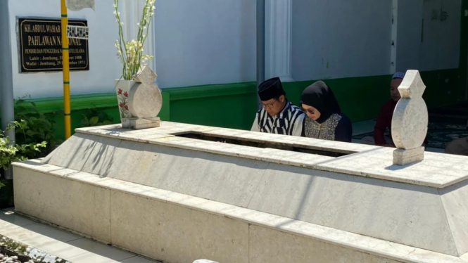 Cak Imin dan istri melakukan ziarah makam ke pemakaman Kiai Wahab pendiri NU di Jombang, Jawa Timur