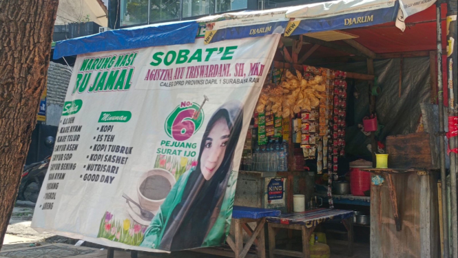Baliho caleg jadi penutup warung makan di Jalan Sumatera, Kota Surabaya.