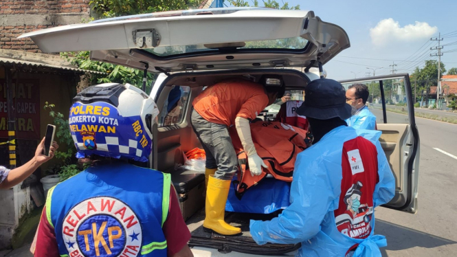 Evakuasi Terapis Pijat yang Ditemukan Tewas di Mojokerto