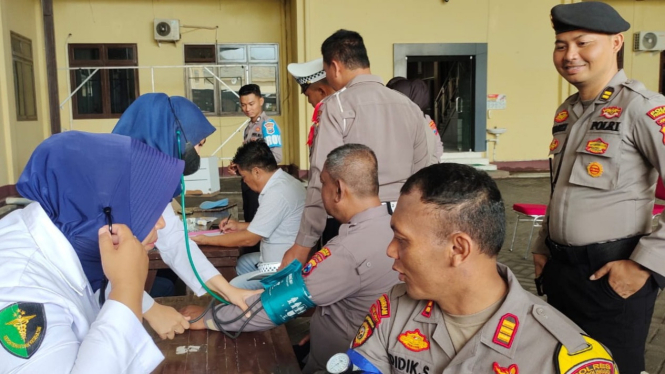 Tenaga medis dari Polda Jatim layani kesehatan petugas jaga TPS