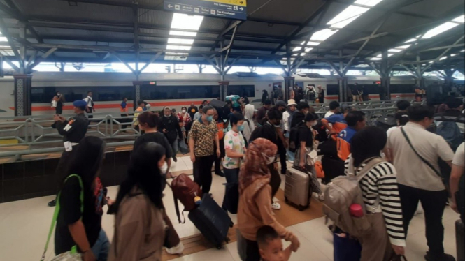 Suasana stasiun kereta api