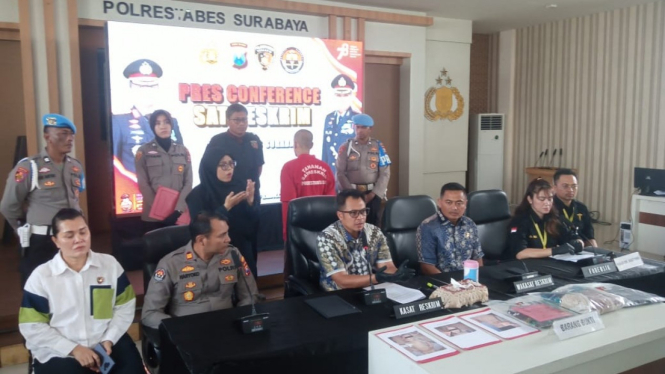 Polrestabes Surabaya konferensi pers kasus ayah siksa anak tiri hingga tewas