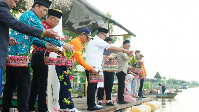 PJ Walikota Mojokerto  dan jajaran tabur bunga di Sungai Banyak