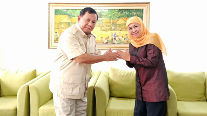 Khofifah saat bertemu dengan Prabowo Subianto di Bandara Halim Perdanakusuma Jakarta.