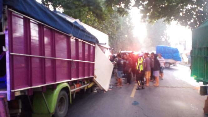 Truk box menabrak truk tronton di Mojokerto