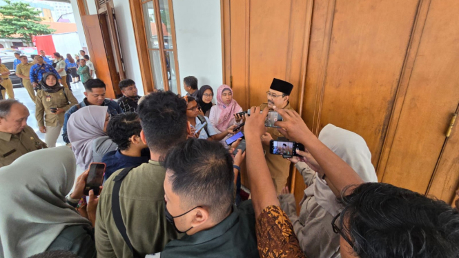 Gus Ipul saat wawancara di Gedung Negara Grahadi Surabaya.