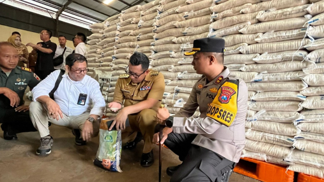 Pj Wali Kota Mojokerto  periksa kualitas beras premium