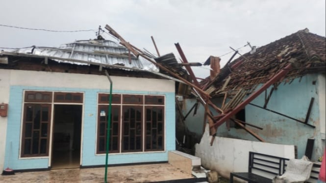 Rumah warga di Pasuruan rusak parah diterjang angin kencang