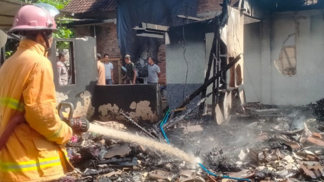 Damkar Trenggalek saat proses pembasahan rumah yang terbakar