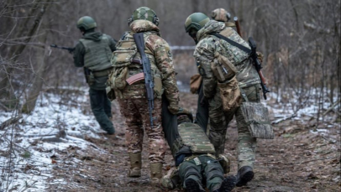 Proses evakuasi jenazah tentara Ukraina