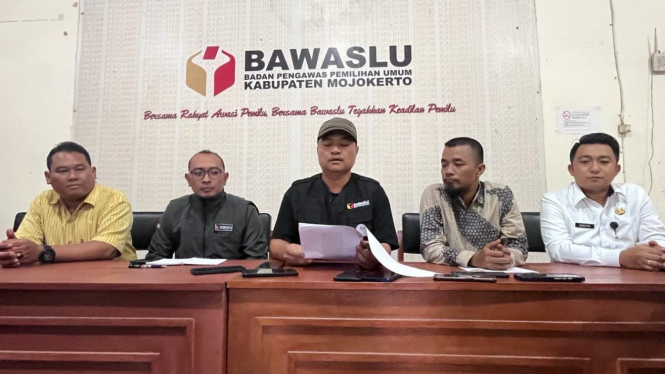Jajaran Komisioner Bawaslu Kabupaten Mojokerto memberikan keterangan kepada awak media.