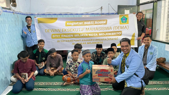 Bakti sosial oleh DEMA STIT Raden Wijaya Mojokerto.