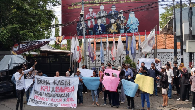 Aksi damai di depan KPU Jatim, Jalan Raya Tenggilis, Surabaya