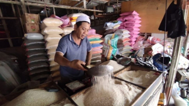 Pedagang beras di Pasar Tanjung Anyar, Kota Mojokerto.